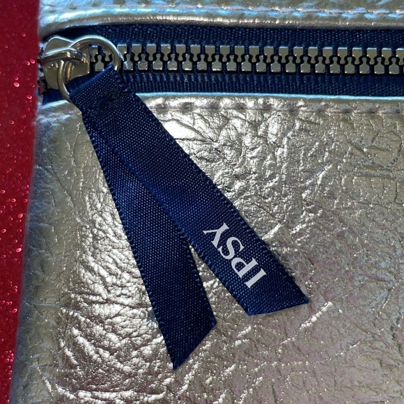3/$10 Ipsy Glam Bag New Unused Dec 2019 Silver Metallic Cosmetic Makeup Clutch - Picture 3 of 7